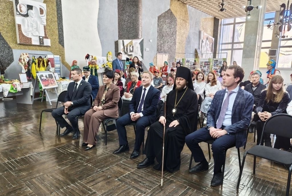 ОТКРЫТИЕ ФОТОВЫСТАВКИ «ЮЖНЫЙ УРАЛ – КРАЙ, ГДЕ ДРУЖАТ НАРОДАМИ!»